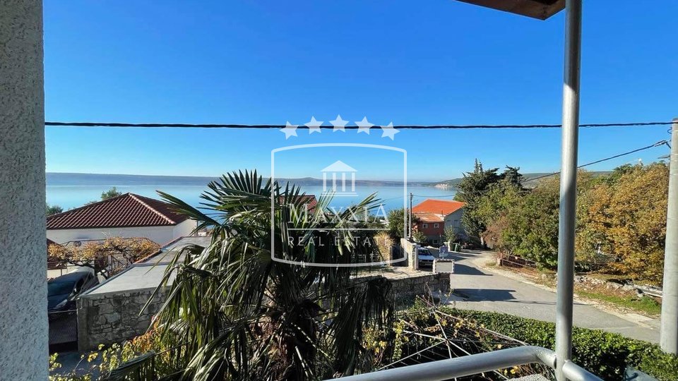 Maslenica - house of 304m2 with 8 studio apartments, 70m from the sea! 329000€