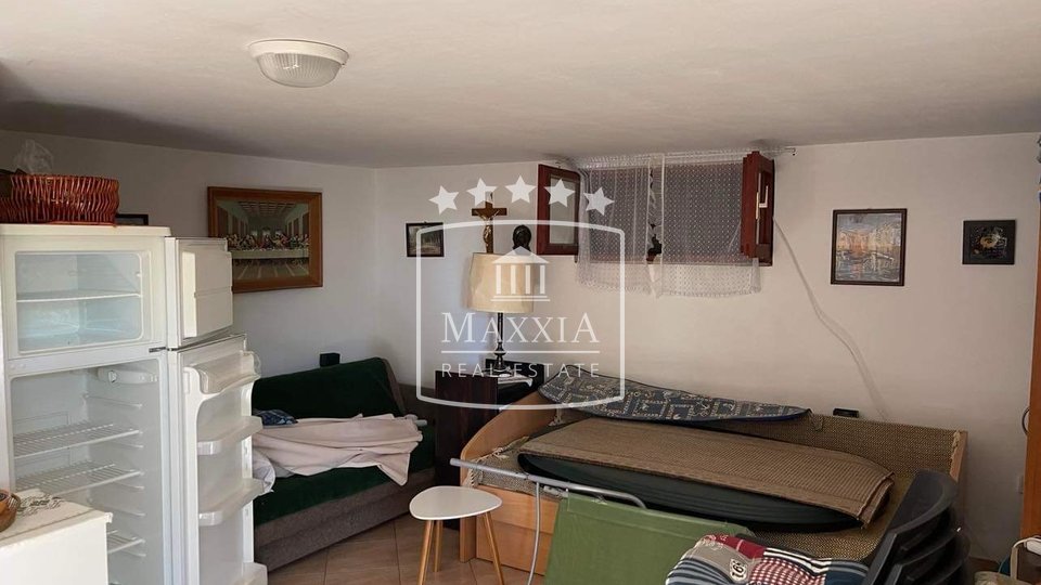 Maslenica - Haus 304m2 mit 8 Studio-Apartments 70m vom Meer entfernt! 329.000 €