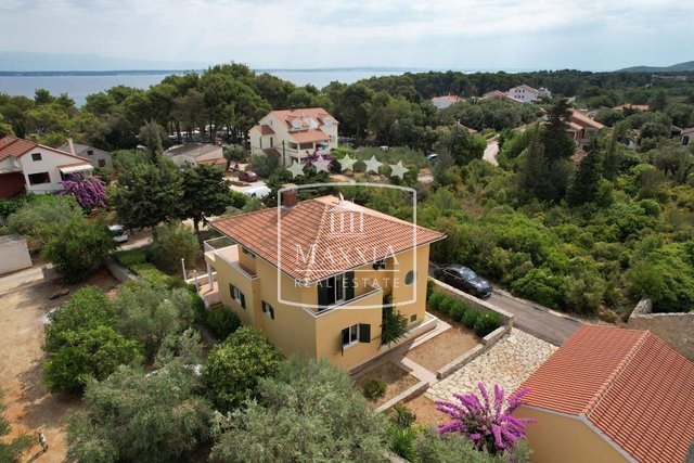 Ugljan - ausgezeichnetes mediterranes Haus 275m2, nahe am Meer! 385000€