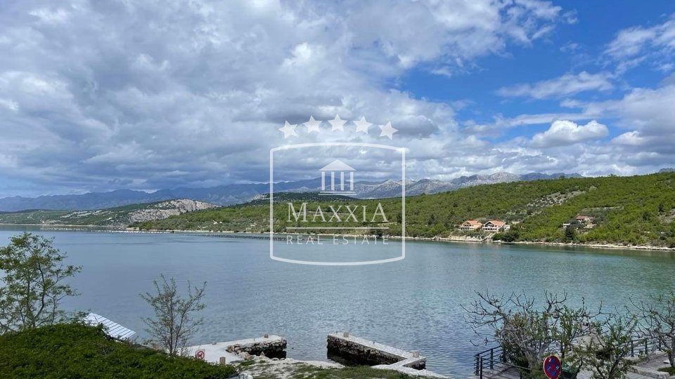 Kruševo - house first row to the sea! 17 rooms for renovation! Investment! 440000€