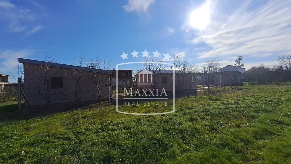 Vrsi - exceptional opportunity! Building plot of 1223m2, 900m away from the sea with two smaller buildings! 115000€