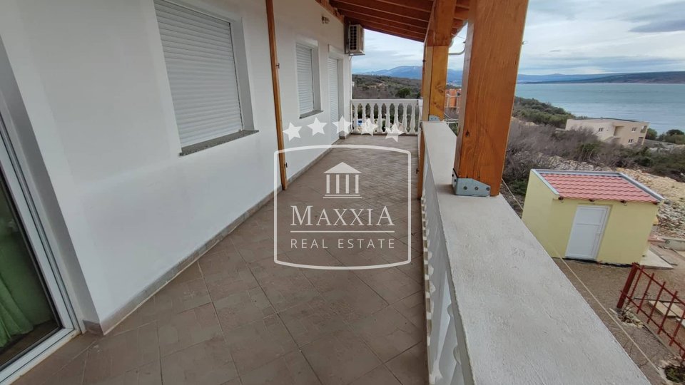 Maslenica, Jasenice - Haus mit 4 Wohnungen, 250 m vom Meer entfernt! 295000€