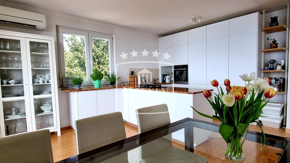 Starigrad Paklenica - luksuzni apartman 101 m2 s garažom, 150m od mora! 285000€