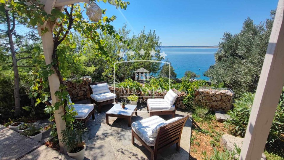 Starigrad, Tribanj - house 10m away from the sea with a swimming pool, garden of 1100 m2! 375000€