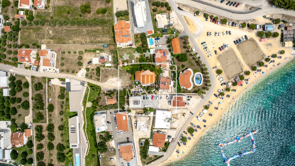 BIBINJE - Moderno uređena vila površine 640 m2, 80m od mora! POGLED! 2100000€