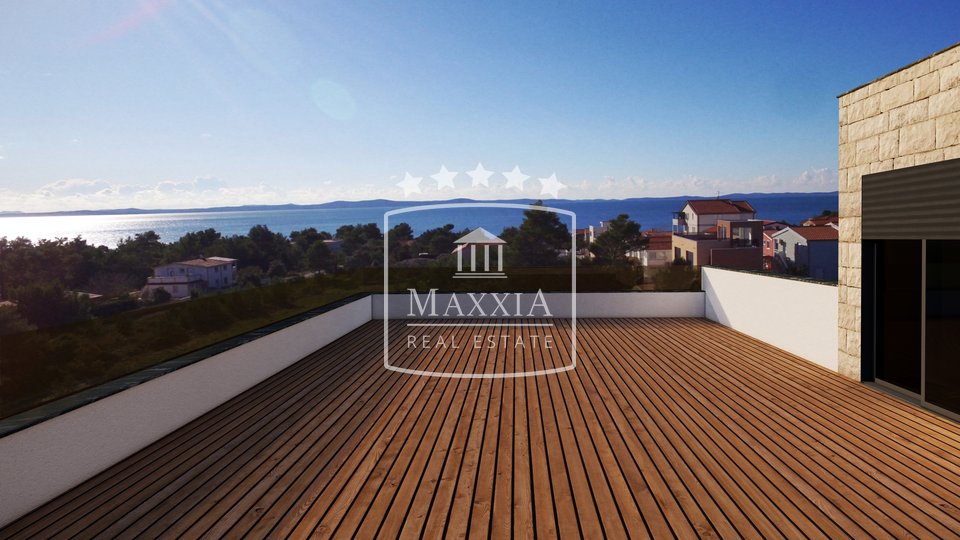Vir-  trosoban apartman 120m2 s krovnom terasom i pogledom na more, novogradnja! 375000€