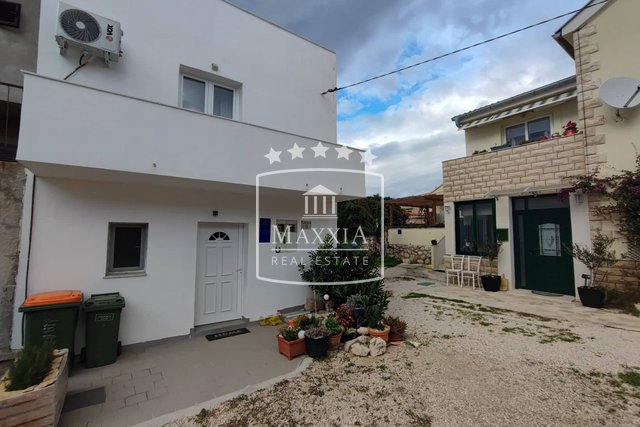 Vinjerac - house with 3 apartments, approx. 40m away from the sea! 231000€
