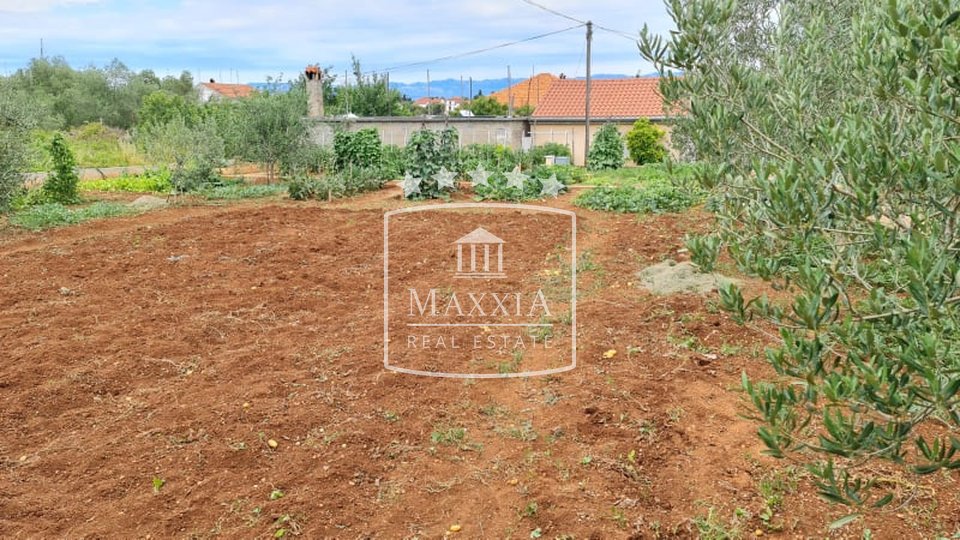 Sutomišćica - building land 1000m2, 100m from the sea! 300000€