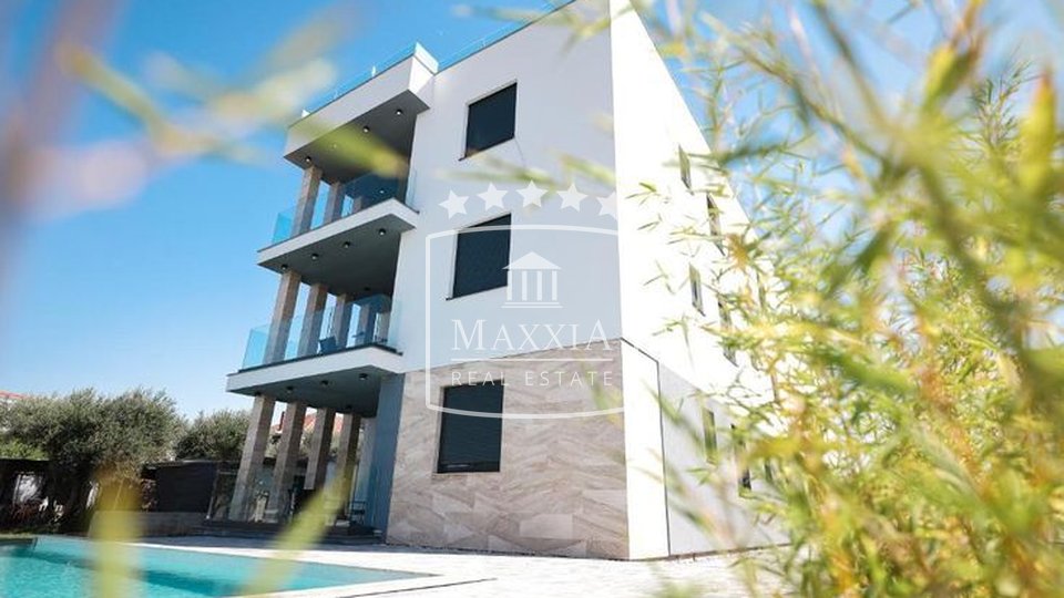 Sukošan, Punta - luxurious apartment on the ground floor of 109m2, second row to sea! 440000€