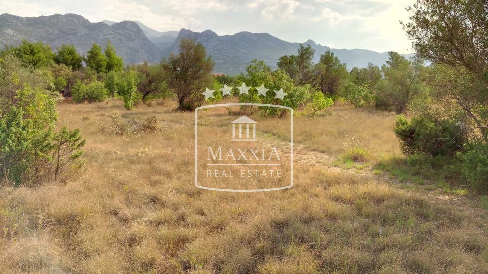 Starigrad, Seline - building plot of 1531m2 approx. 300m away from the sea! 145000€