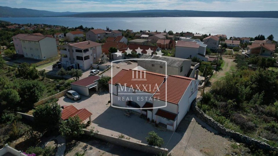 Maslenica - house with 4 residential units and a yard of 514 m2, sea view and proximity to the sea! 315000€