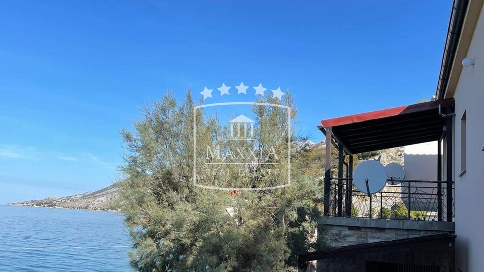 Starigrad area - Dalmatian style house of 227 m2, first row to the sea! 495000€