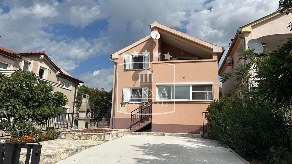 Maslenica - House with two apartments, 140m2 with a sea view! 265000€