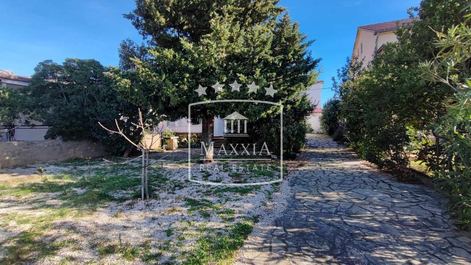 Starigrad - 2 single-story houses, large garden, location! €195000