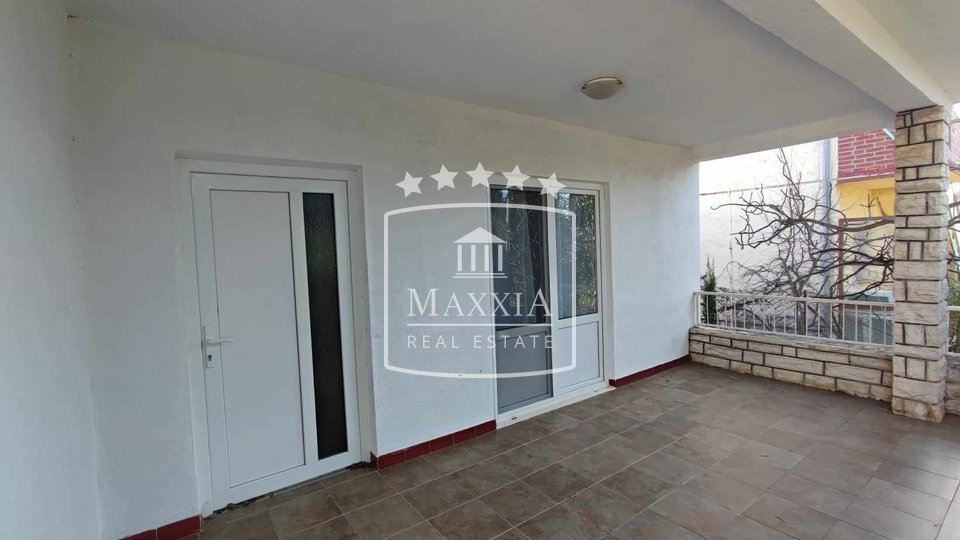 Starigrad - 2 single-story houses, large garden, location! €195000