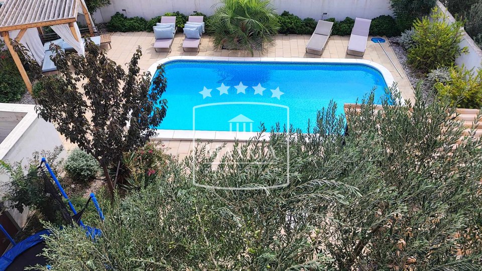 Posedarje - villa with 2 apartments with a pool and a garden! 430000€