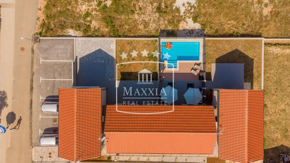 Zaton - dvoetažni stan sa privatnim bazenom! 383000€