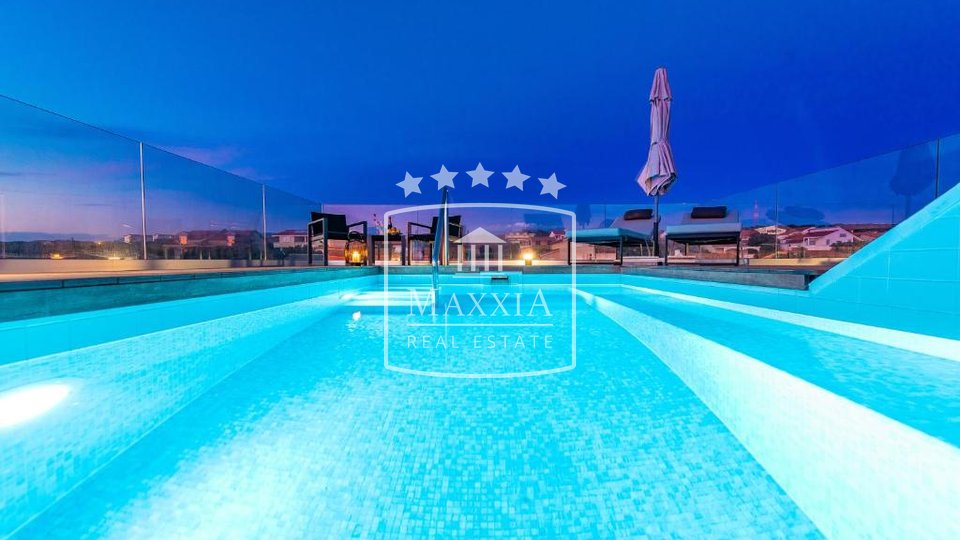 Mandre - luksuzni objekt s krovnom terasom i bazenom! 749000€