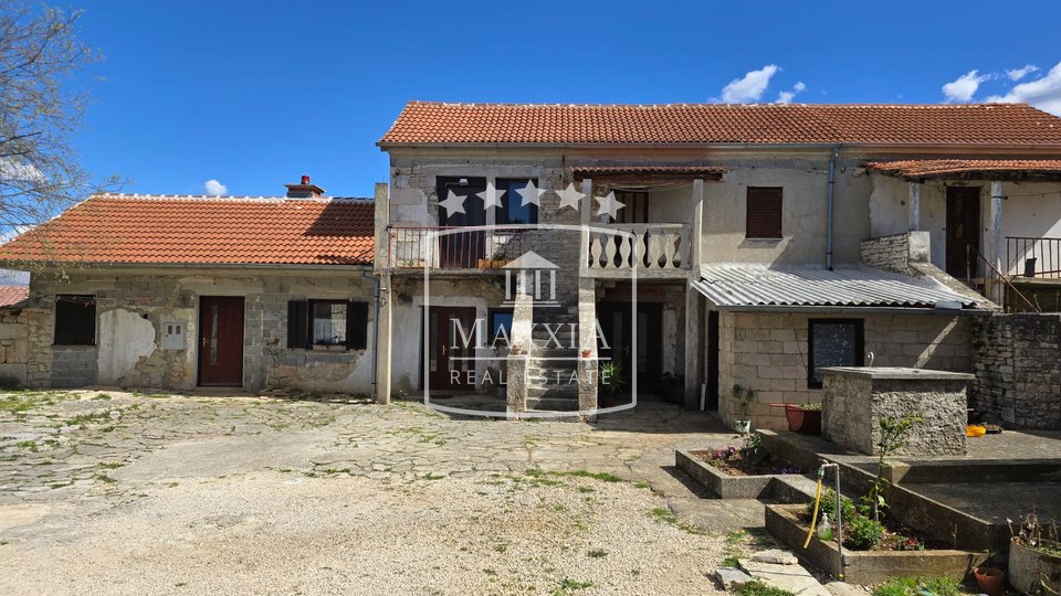 Pridraga - kamena kuća s više pomoćnih objekata! 359000€