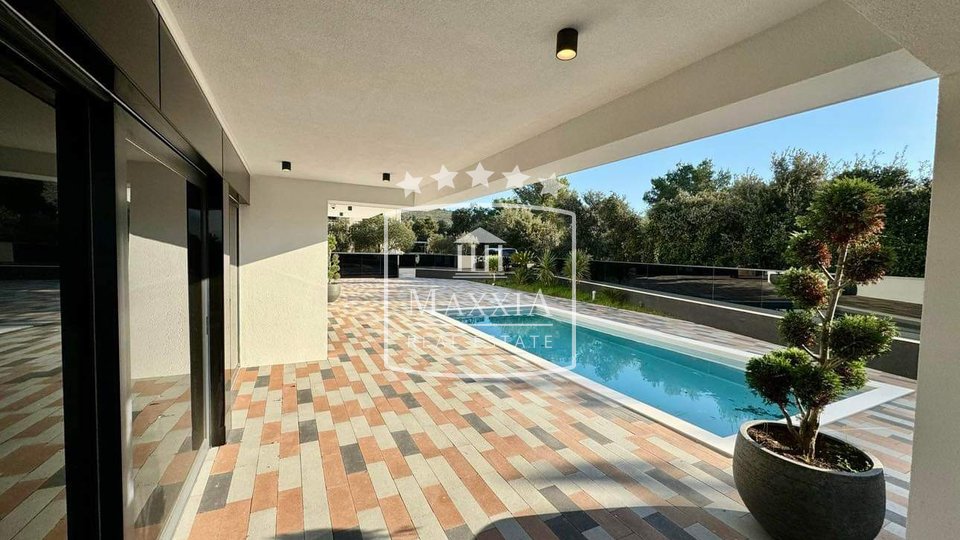 Sukošan - neue moderne Villa von 296 m2 mit Pool! Meerblick!