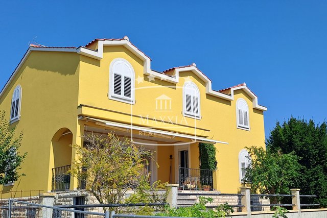 Privlaka - gepflegtes Haus von 330 m2, Nähe zum Meer! 599000€