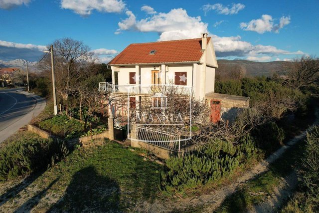 Pridraga - house of 158m2 with two apartments and a large yard! €199000
