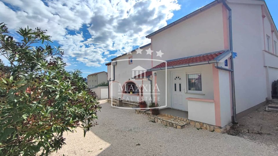 Maslenica - house with 4 residential units and a yard of 514 m2, sea view and proximity to the sea! 315000€
