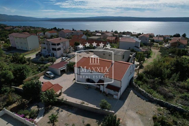 Maslenica - kuća s 4 stana i dvorištem od 514 m2, pogled na more i blizina mora! 315000€