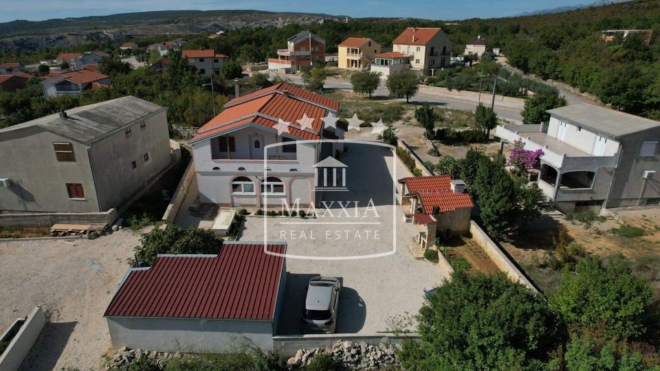 Maslenica - Haus mit 4 Wohneinheiten und einem Garten von 514 m2, Meerblick! 315000€