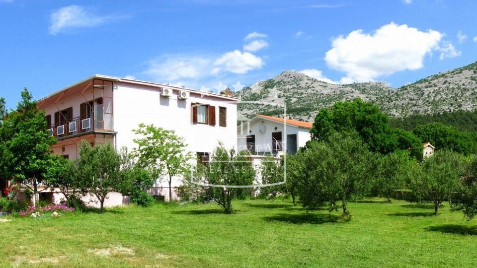 Starigrad Paklenica - Haus mit 5 Wohnungen, 495000€