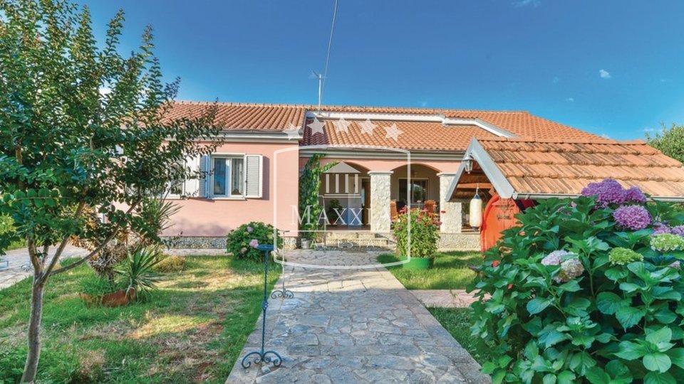 Murvica - Villa mit Pool und einer traditionellen dalmatinischen Taverne! 730.000€