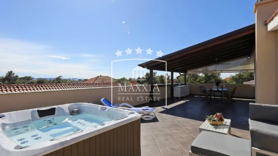 Privlaka - eine schöne Villa mit Pool und Meerblick 990000€