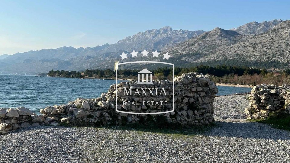 Starigrad Paklenica - Grundstück von 4550 m2, 30m vom Meer entfernt! 320000€