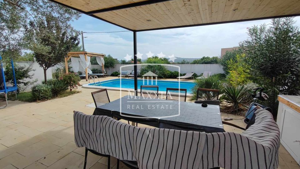 Posedarje - Villa mit 2 Wohnungen mit Pool und Garten! 430000€