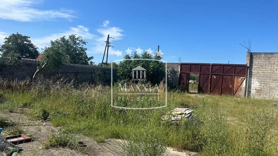 Galovac - building plot with an unfinished object, potential! €159,000