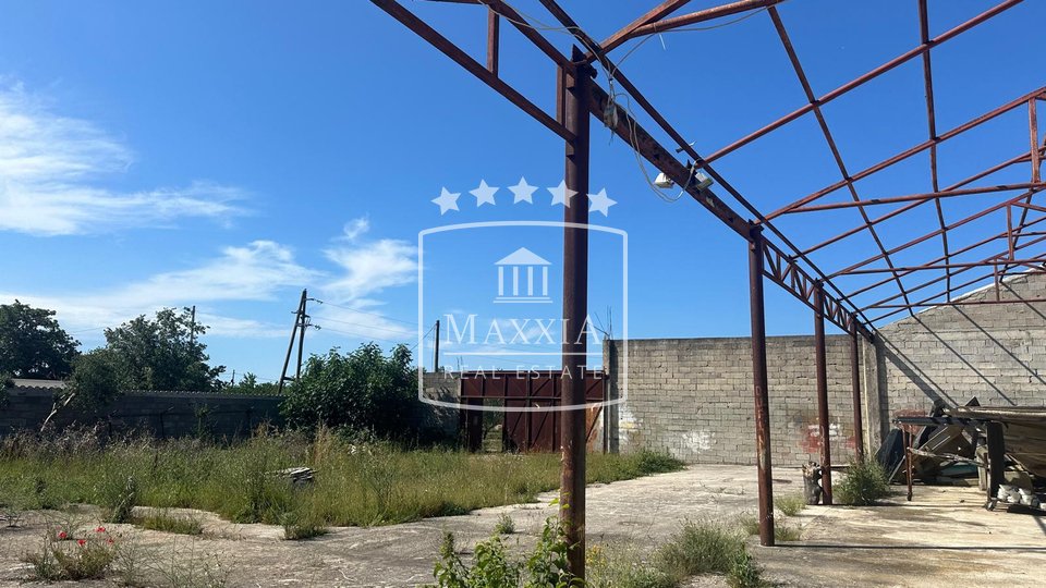Galovac - building plot with an unfinished object, potential! €159,000
