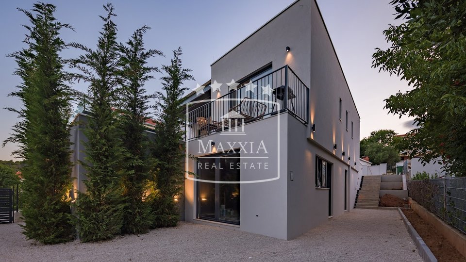 Pridraga - Moderna villa s bazenom par metara od plaže! 570.000€