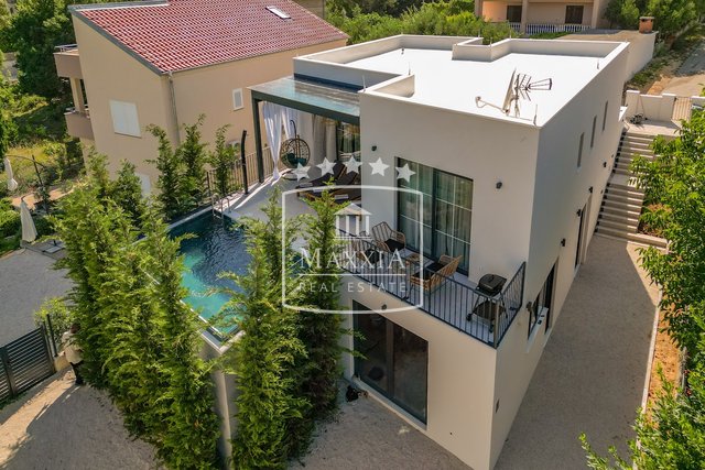Pridraga – Moderne Villa mit Pool, nur wenige Meter vom Strand entfernt! 570.000 €