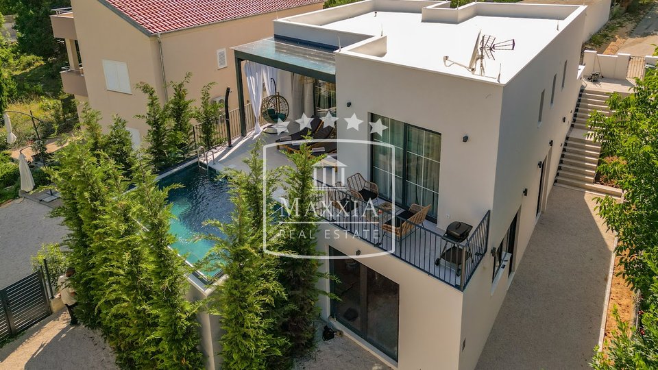 Pridraga - Modern villa with pool, few meters away from the beach! €570,000