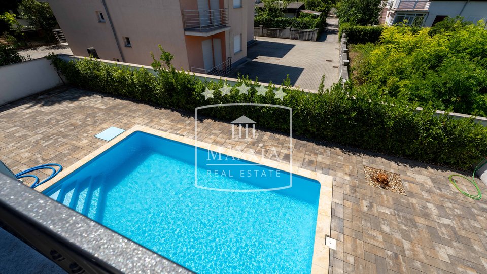 Privlaka - moderna villa 4 stambene jedinice s bazenom!! 495000€