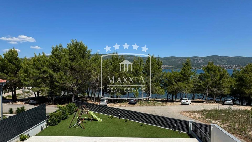 Pridraga - dominantna villa 232m2 prvi red do mora!! 980000€