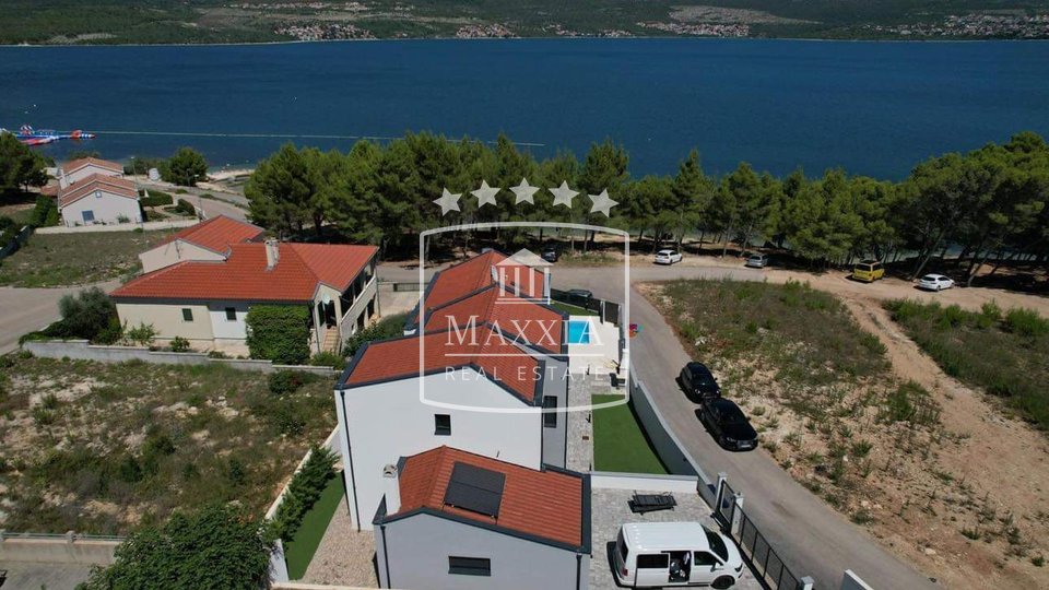 Pridraga - dominantna villa 232m2 prvi red do mora!! 980000€