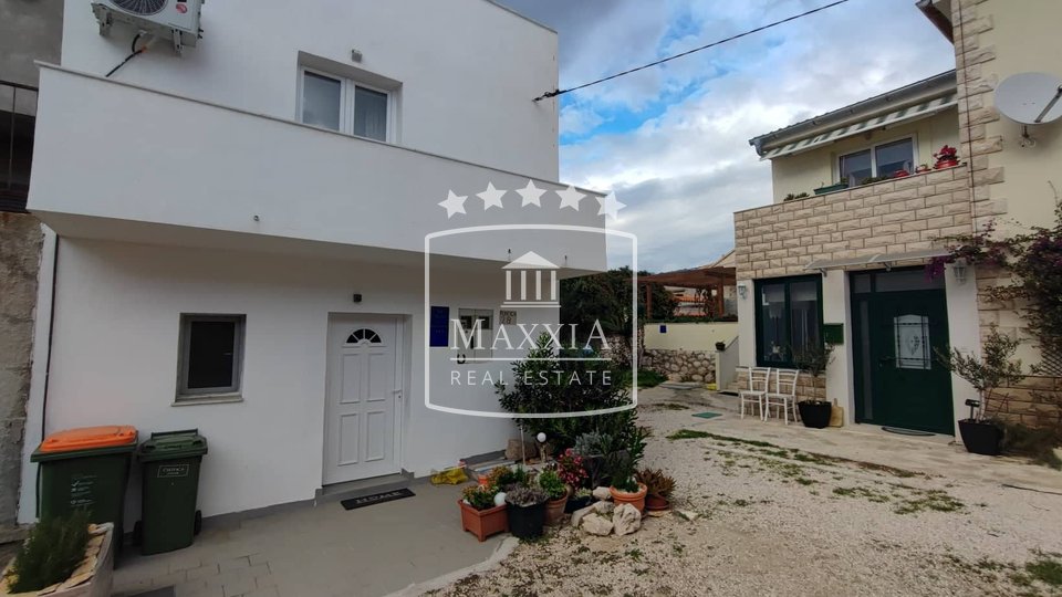 Vinjerac - house with 3 apartments, approx. 40m away from the sea! 231000€