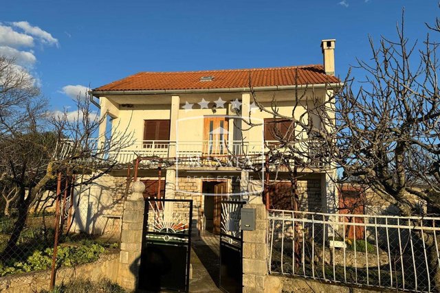 Pridraga - house of 158m2 with two apartments and a large yard! €199000