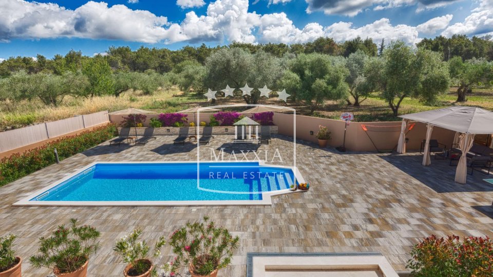 Zadar - Kožino vila s bazenom i otvorenim pogledom na more! 849000€