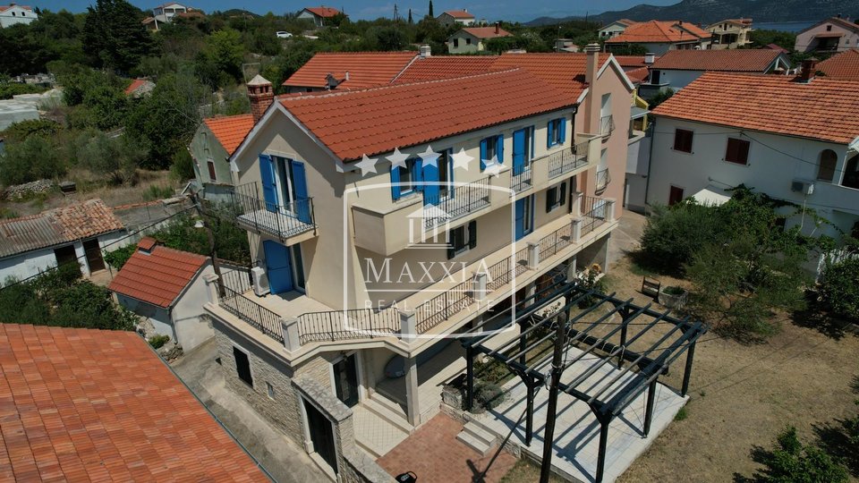 Veli Iž - old island house 289m2 superbly decorated! Center! €498,000