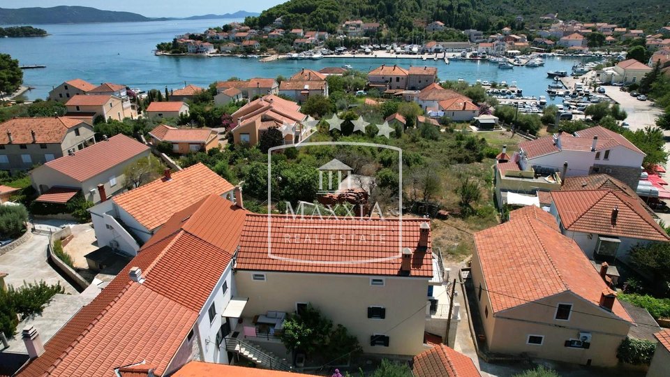 Veli Iž - old island house 289m2 superbly decorated! Center! €498,000