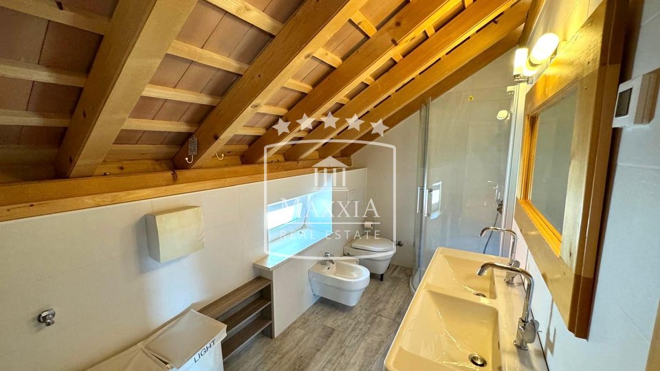 Veli Iž - kuća otočna starina 289m2 vrhunski uređena! Centar! 498000€