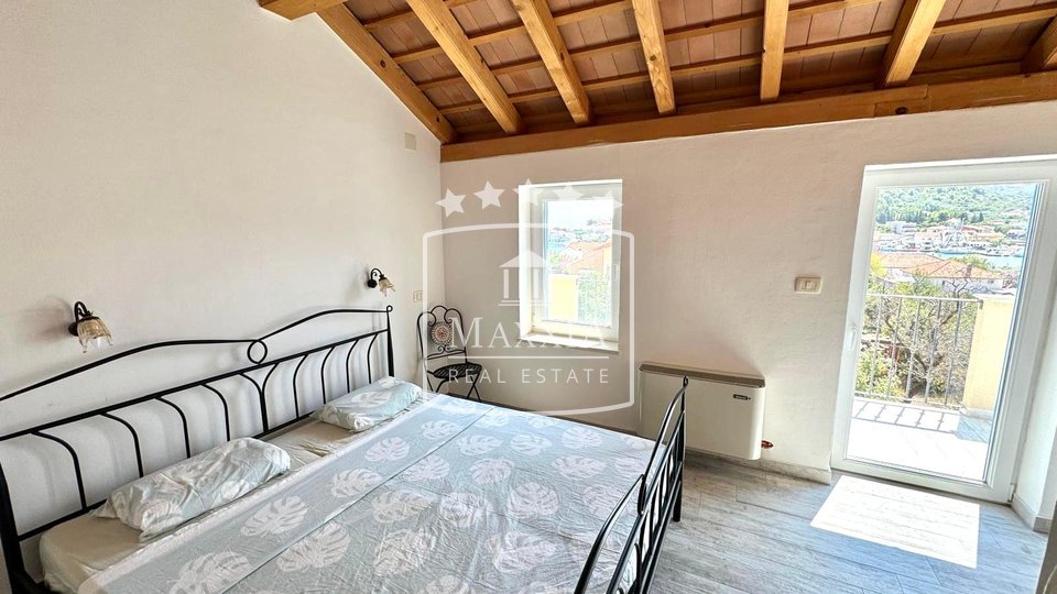 Veli Iž - old island house 289m2 superbly decorated! Center! €498,000