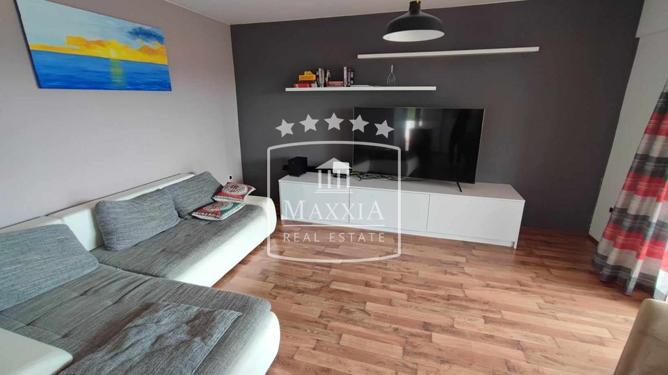 Posedarje - vila s 2 apartmana s bazenom i okućnicom! 430000€